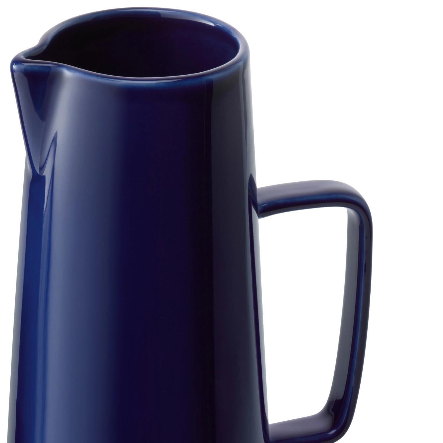 Stilvoller Krug aus kobaltblauem Glas, 1.4l Volumen, perfekt für elegante Tischdekoration und Servieren von Getränken.