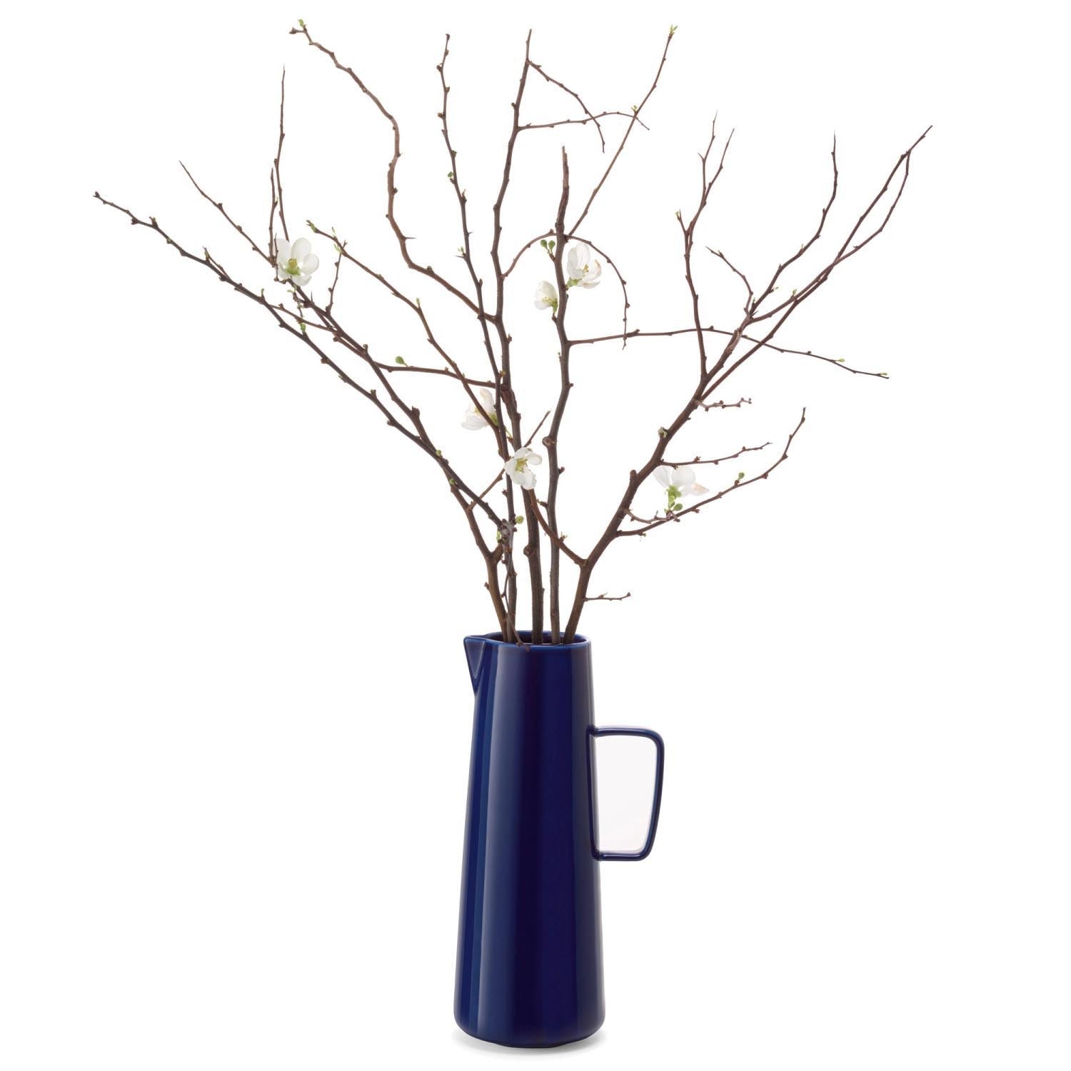 Eleganter Krug aus kobaltblauem Glas, 1.4l Fassungsvermögen, ideal für stilvolles Servieren und als Tischdekoration.