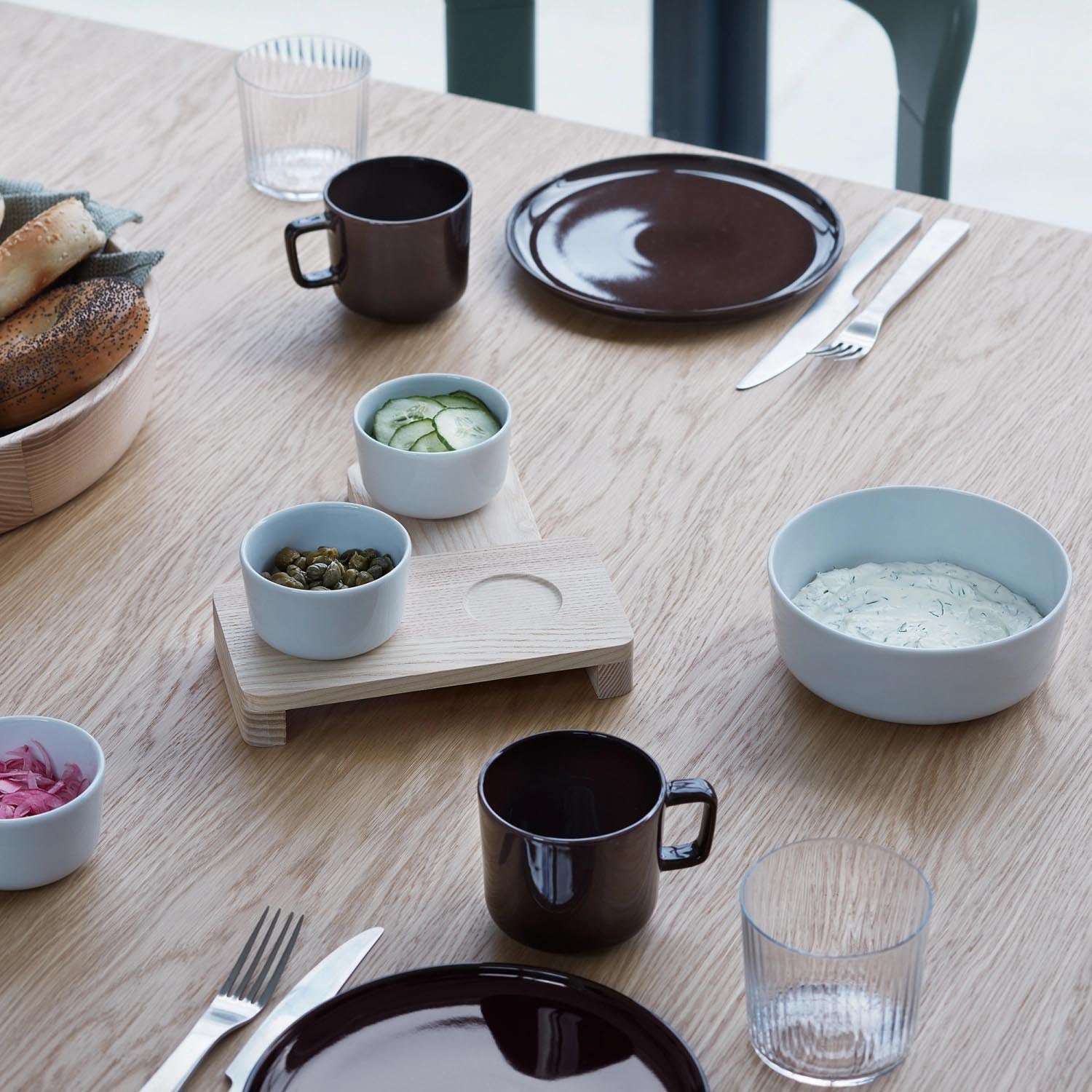 Elegante Salatschale aus Esche in Mocha mit passendem Besteck, ideal für stilvolles Servieren und ein modernes Tischambiente.