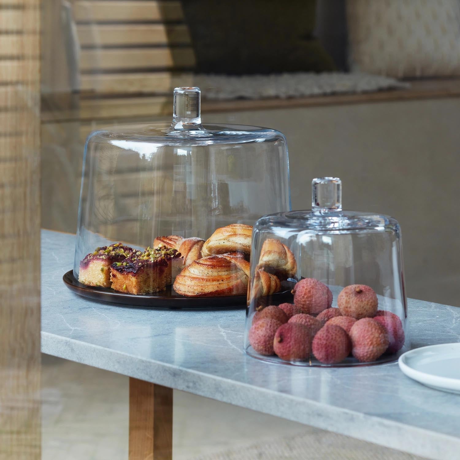 Die LSA Collective Glocke aus transparentem Glas (24 cm Ø, 21 cm H) ist ideal für stilvolle Präsentationen und Dekorationen.