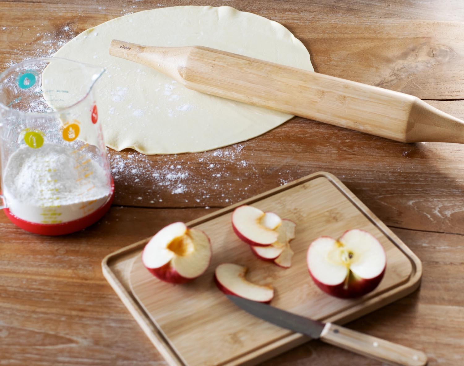 Das Pebbly Walholz aus Bambus, 50 cm lang, ist ideal für präzises Ausrollen von Teig. Nachhaltig und langlebig.