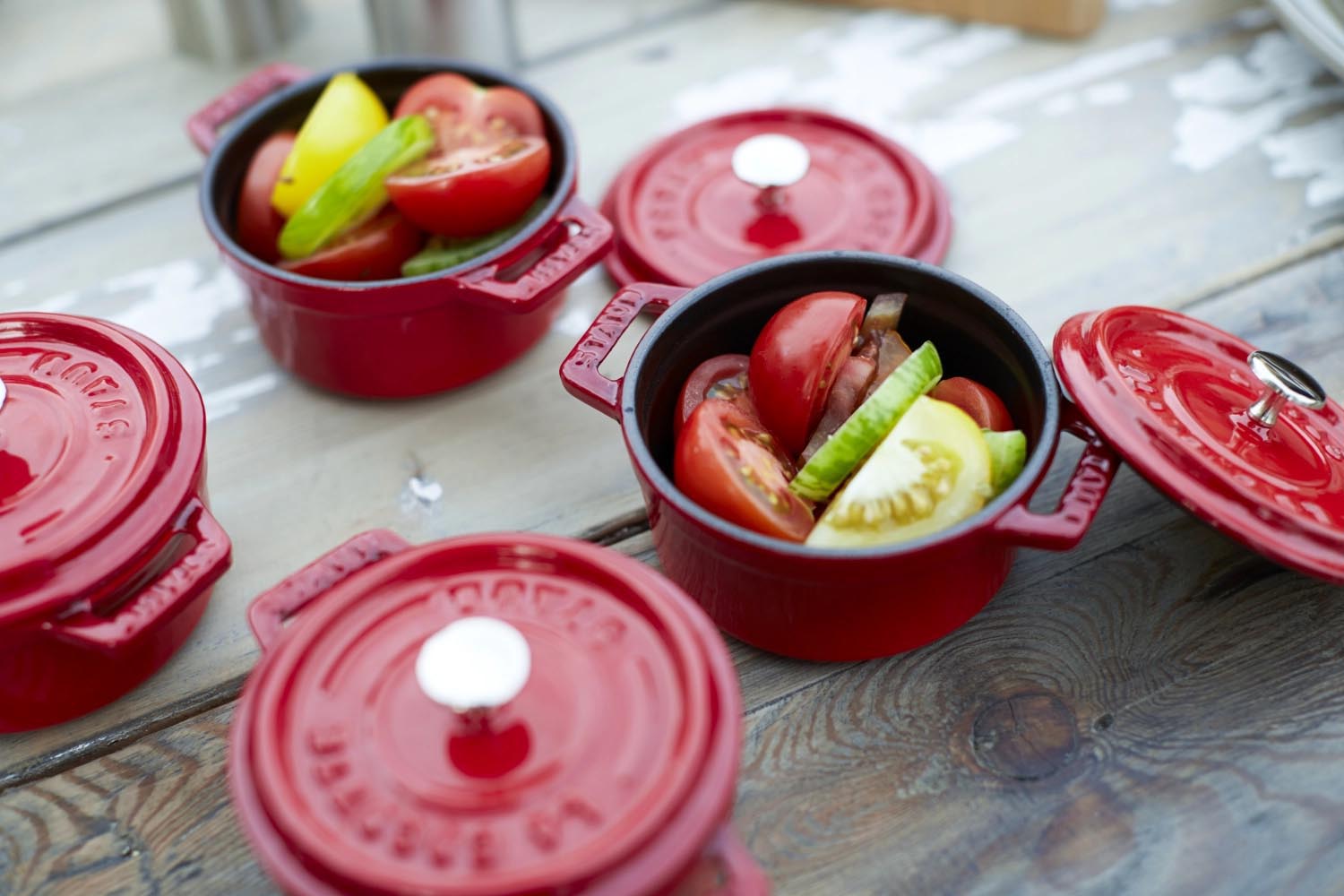 Staub Mini Cocotte, 10 cm, 0.25 l, aus Gusseisen in Kirschrot. Ideal für kleine Gerichte und stilvolles Servieren.
