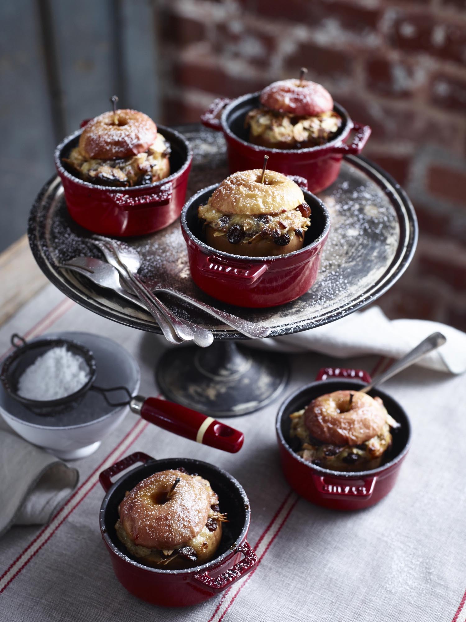 Kirschrote Mini Cocotte von Staub, 10 cm, 0.25 l, aus Gusseisen. Perfekt für stilvolles Servieren und kleine Portionen.