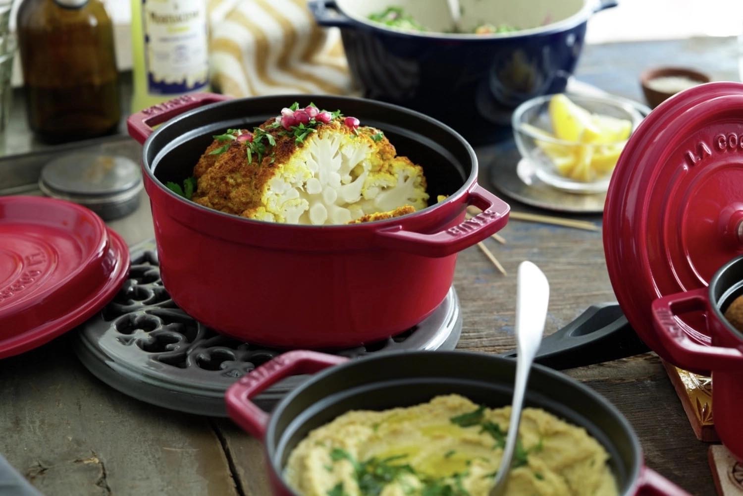 Runde Cocotte von Staub, 22cm, 2.6l, aus Gusseisen in Kirschrot. Perfekt für Schmorgerichte, robust und elegant für Ihre Küche.