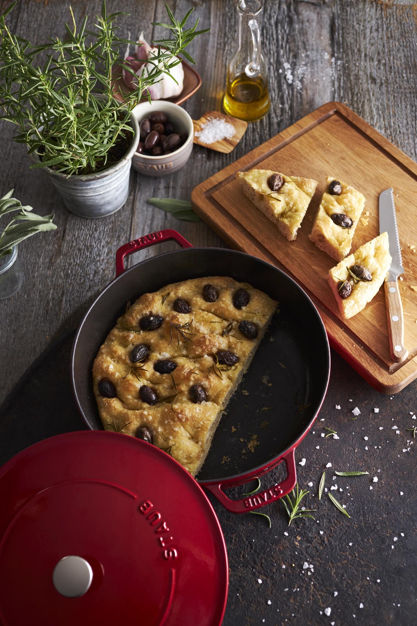 Hochwertige 28 cm Schmorpfanne aus Gusseisen in Kirschrot von Staub, perfekt für schonendes Garen und ansprechendes Servieren.