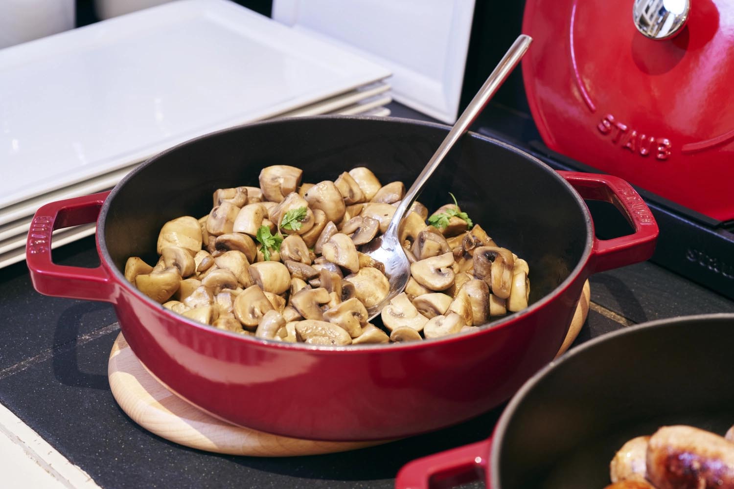 Schmorpfanne aus Gusseisen, 28 cm, kirschrot, perfekt für sanftes Schmoren und elegantes Servieren, von Staub.