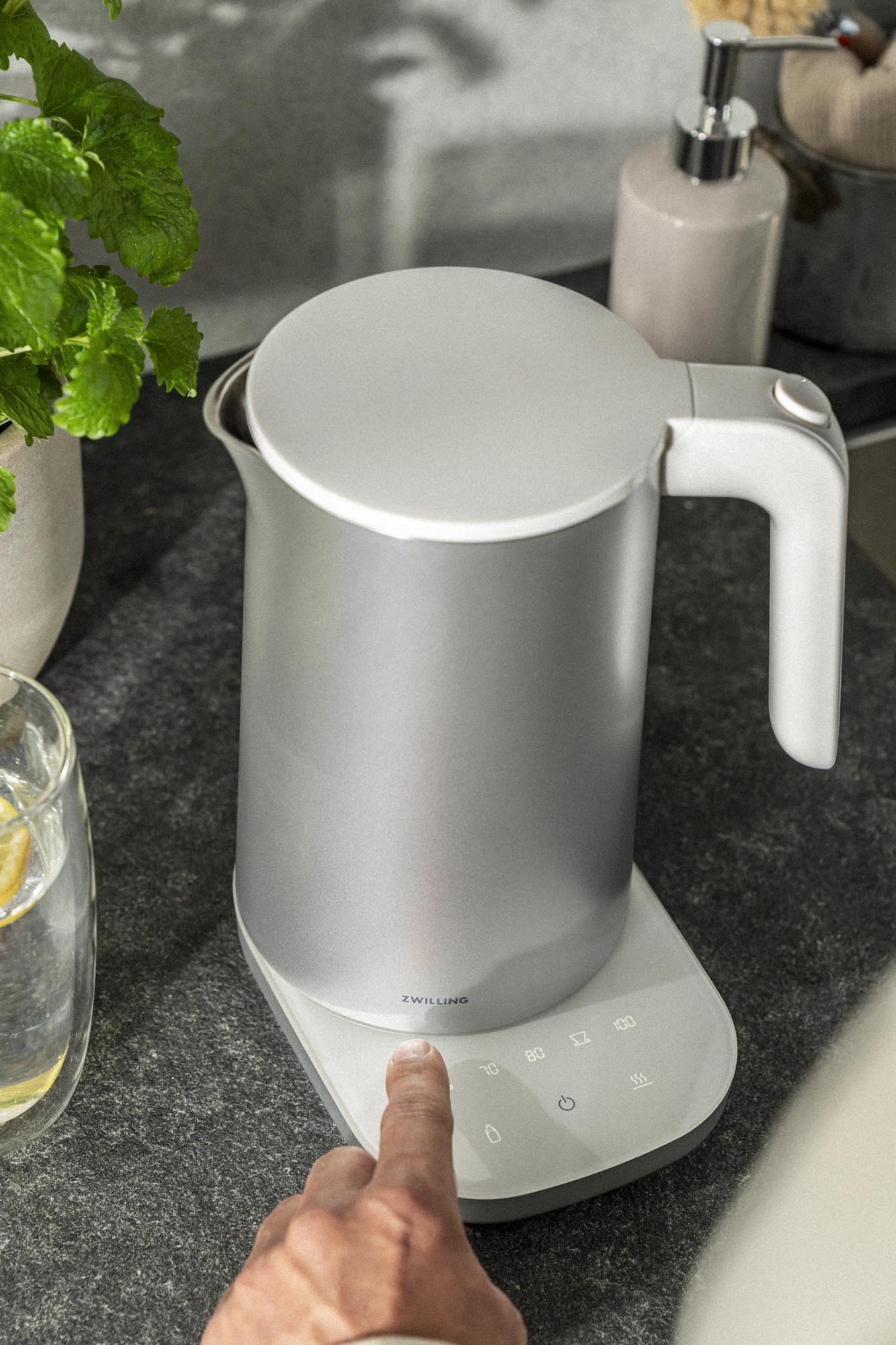 Zwilling Enfinigy Wasserkocher PRO 1L in Silber, modernes Design, präzise Temperatursteuerung, langlebig und stilvoll.