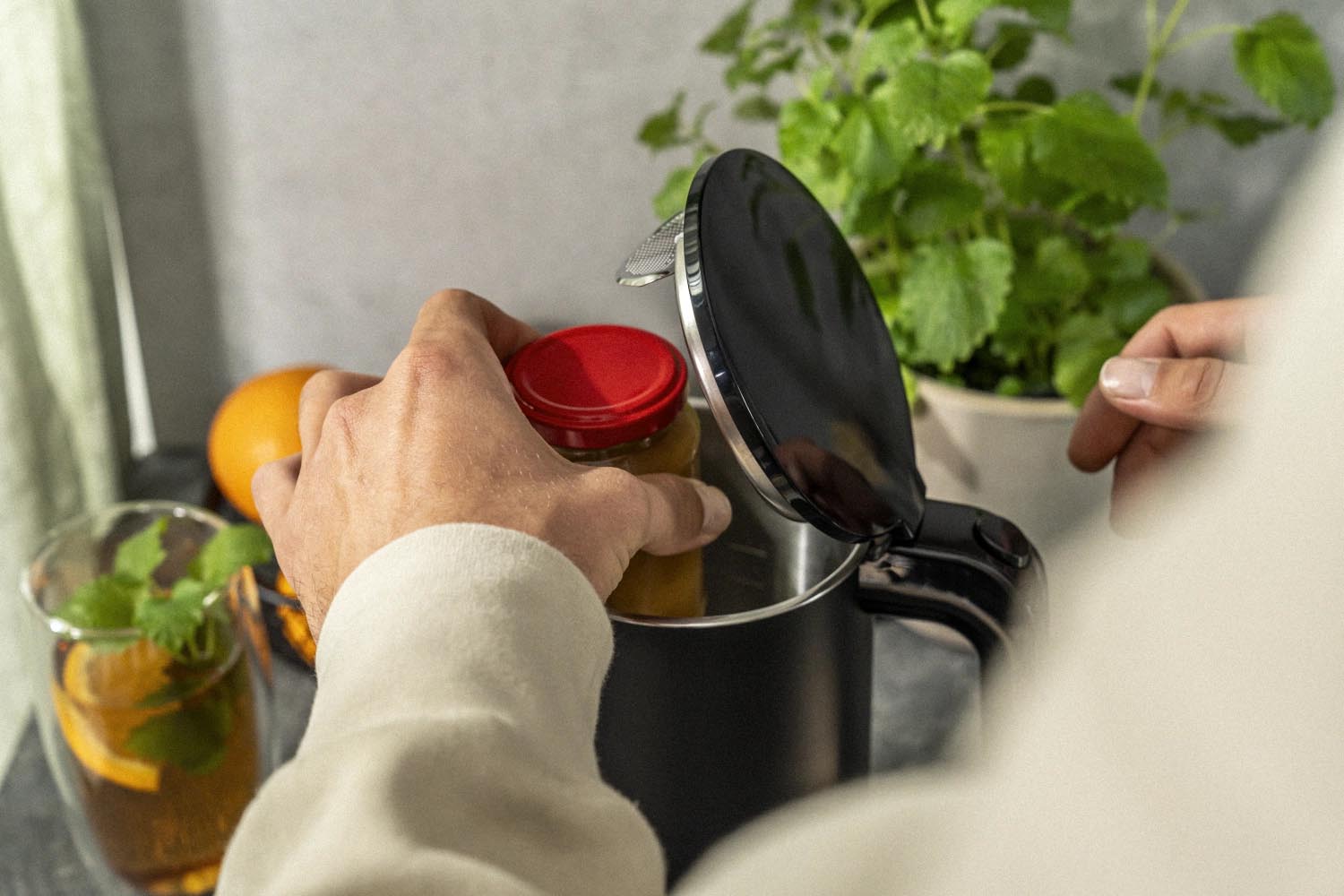 Zwilling Enfinigy Wasserkocher PRO 1l in Schwarz, modernes Design, präzise Temperaturwahl, langlebig, stilvoll und funktional.