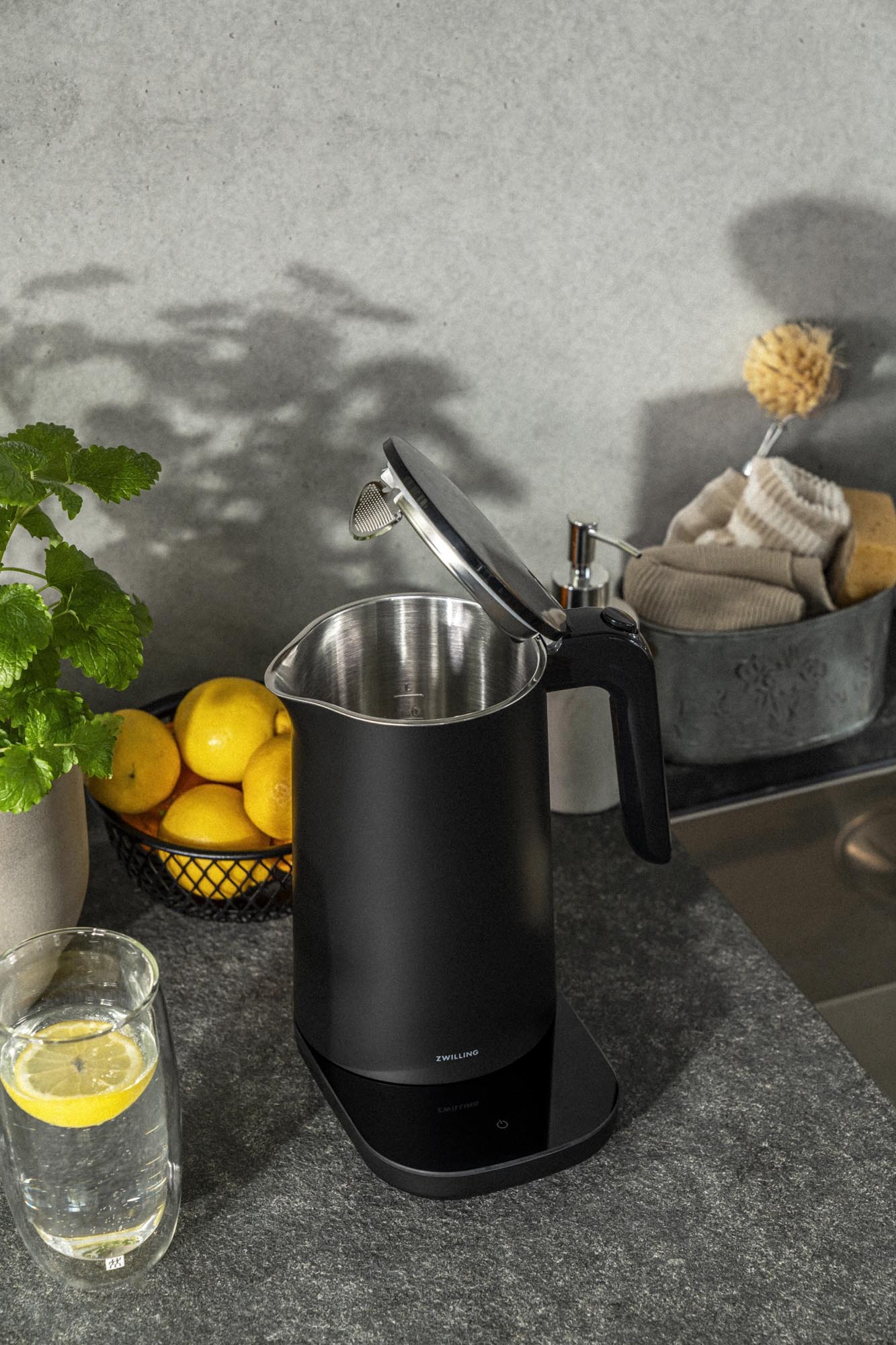 Zwilling Enfinigy Wasserkocher PRO 1l in Schwarz, elegantes Design, präzise Temperaturkontrolle, hochwertig und vielseitig einsetzbar.
