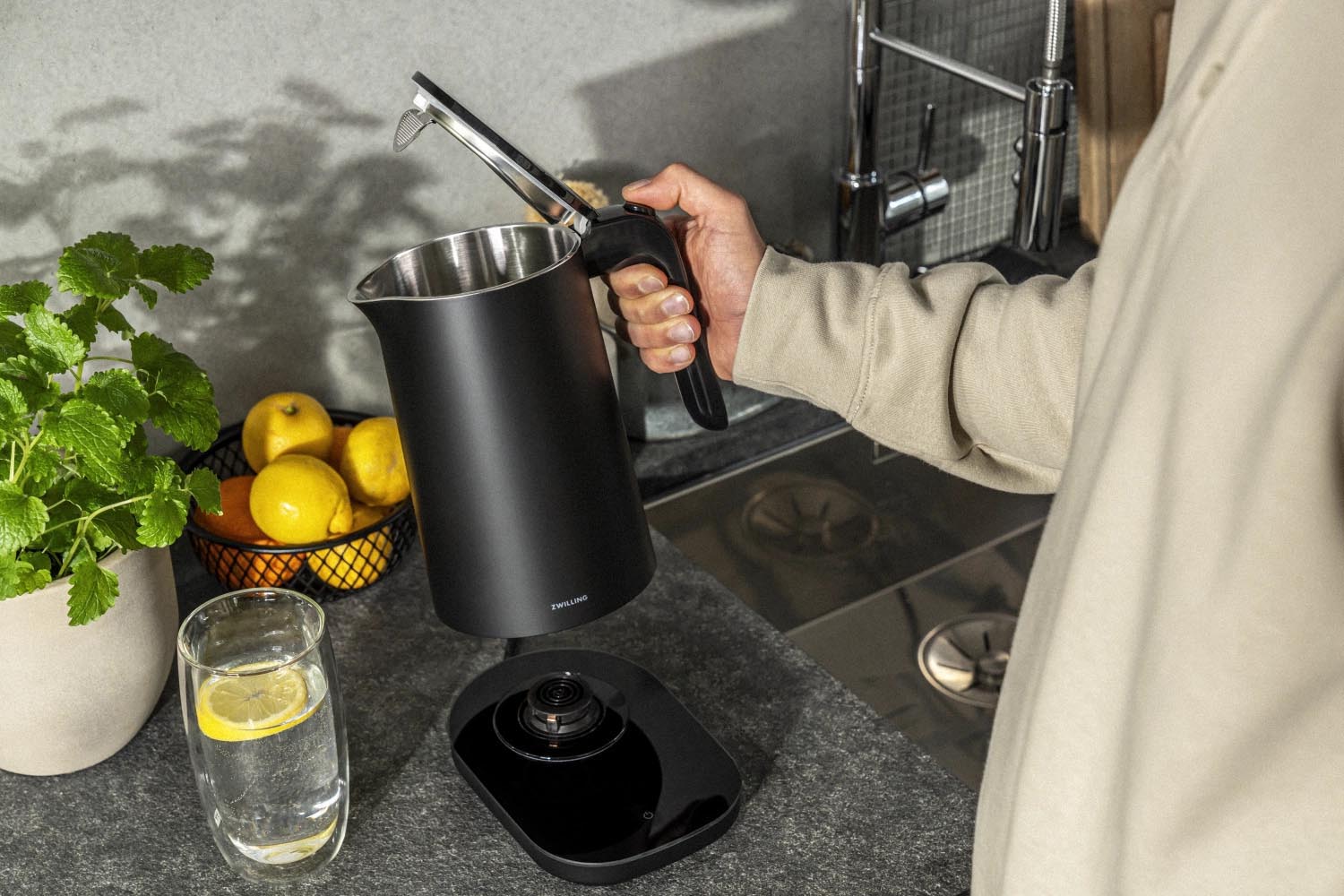 Zwilling Enfinigy Wasserkocher PRO 1l in Schwarz, modernes Design, präzise Temperaturwahl, langlebig und ideal für jede Küche.