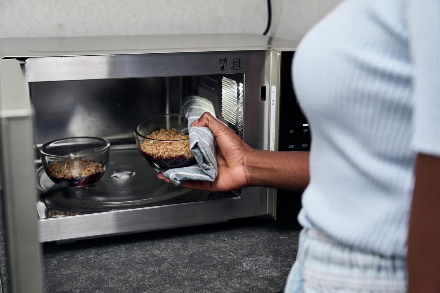 ZWILLING Fresh & Save Vakuumschüssel S aus Glas: Perfekt für die Aufbewahrung und Zubereitung von Speisen. Hält Lebensmittel bis zu 5x länger frisch und ist stapelbar.