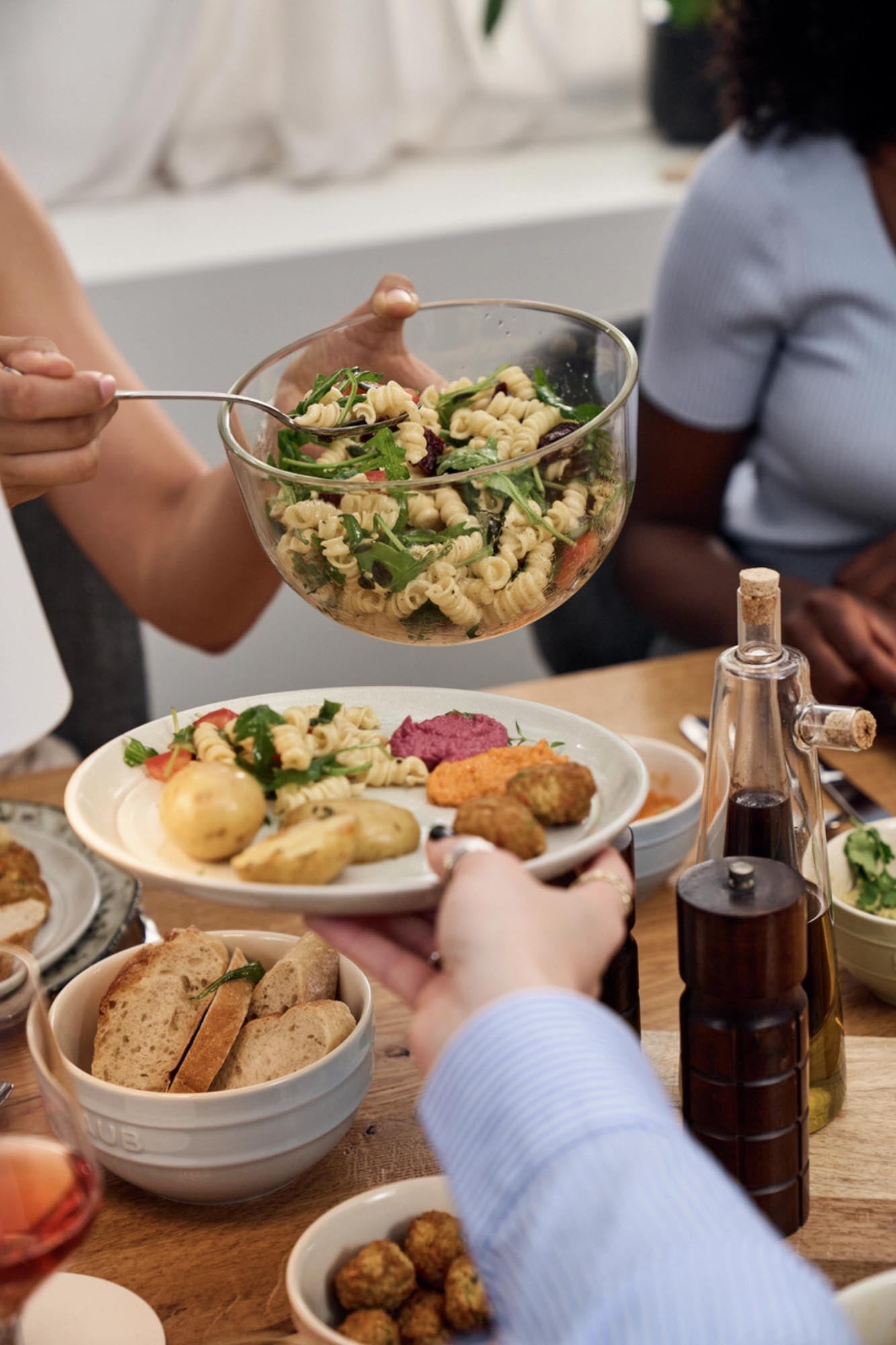 Die Zwilling Fresh & Save Vakuumschüssel M aus Glas bewahrt Lebensmittel länger frisch und eignet sich perfekt zum Servieren.