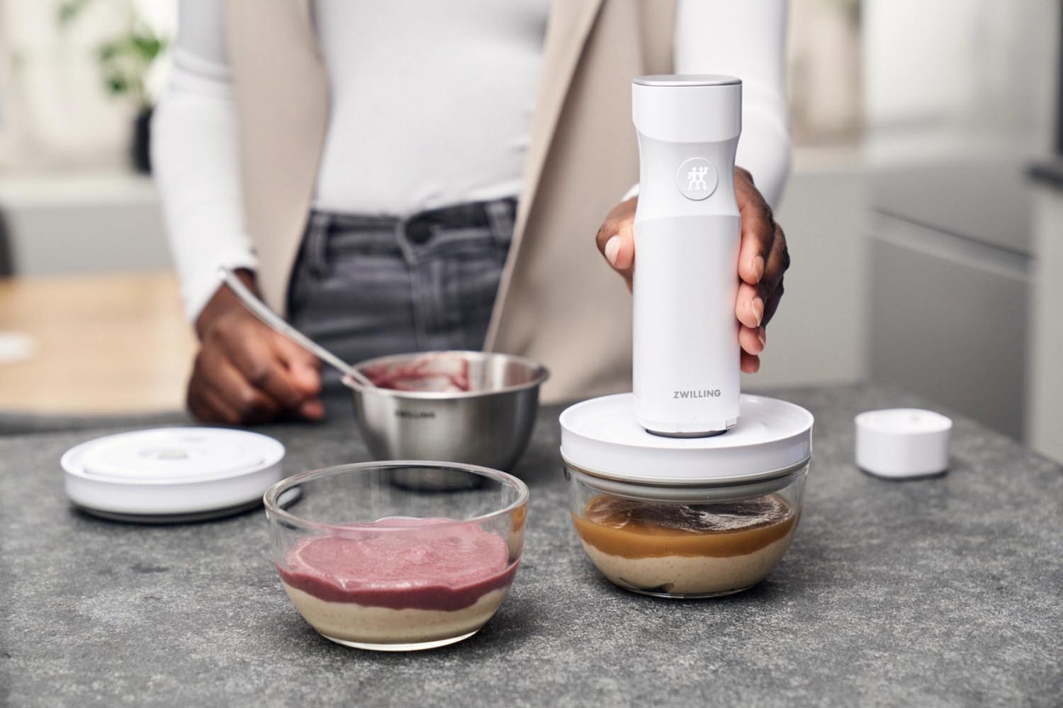 Die Zwilling Fresh & Save Vakuumschüssel M aus Glas bewahrt Lebensmittel länger frisch und eignet sich perfekt zum Servieren.