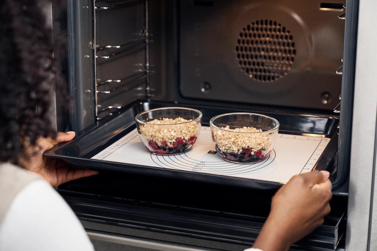 Die Zwilling Fresh & Save Vakuumschüssel M aus Glas hält Speisen länger frisch und ist ideal für Aufbewahrung und Servieren.