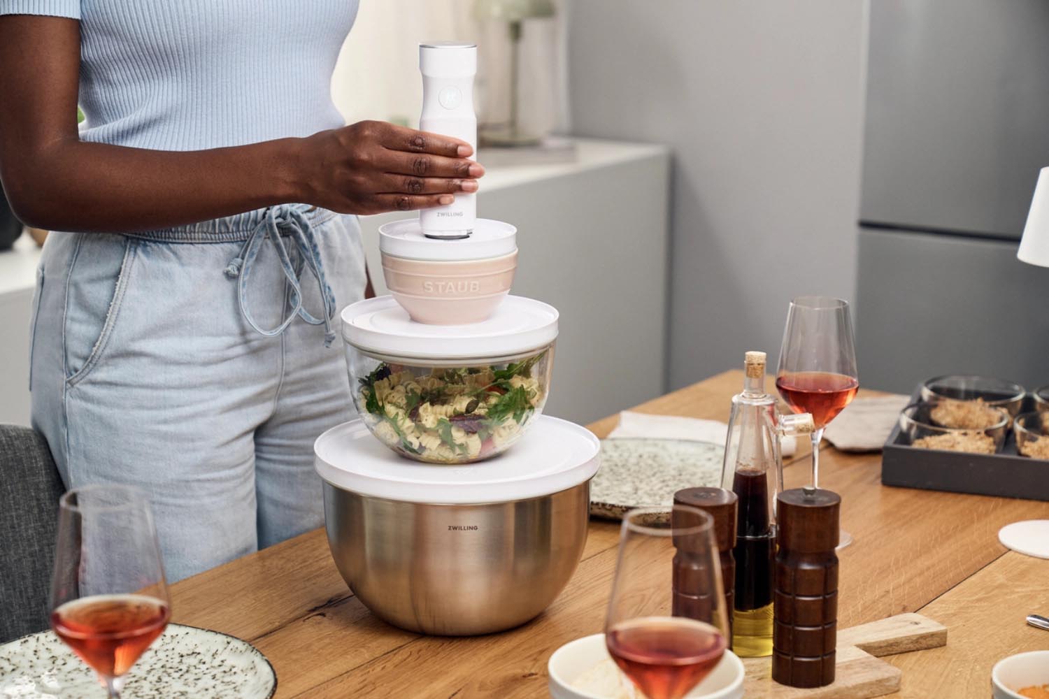 Die Zwilling Fresh & Save Vakuumschüssel M aus Glas bewahrt Lebensmittel länger frisch und eignet sich perfekt zum Servieren.