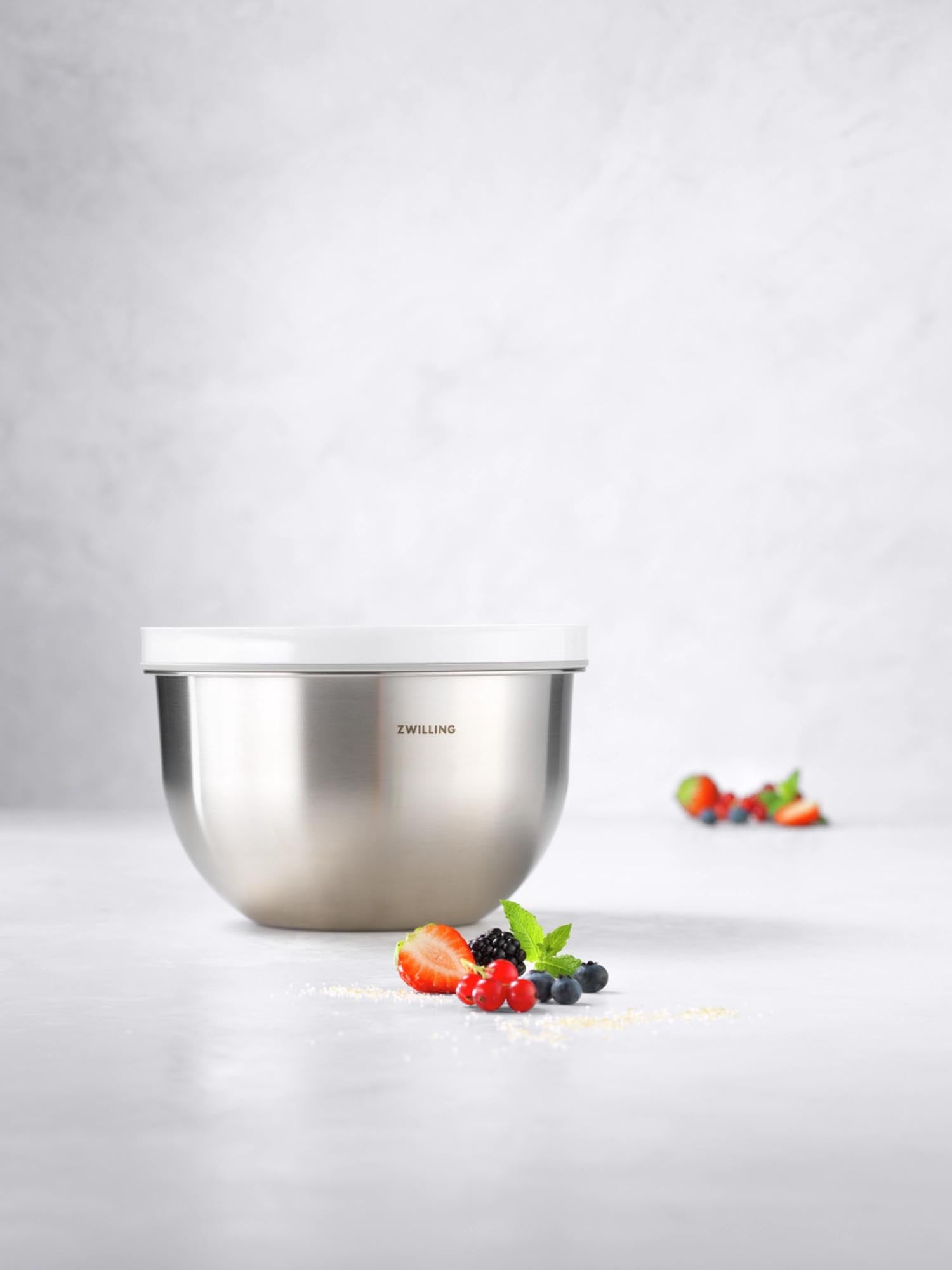 Die Zwilling Fresh & Save Vakuumschüssel M aus Edelstahl bietet stilvolle Frischebewahrung mit luftdichtem Verschluss und modernem Design.