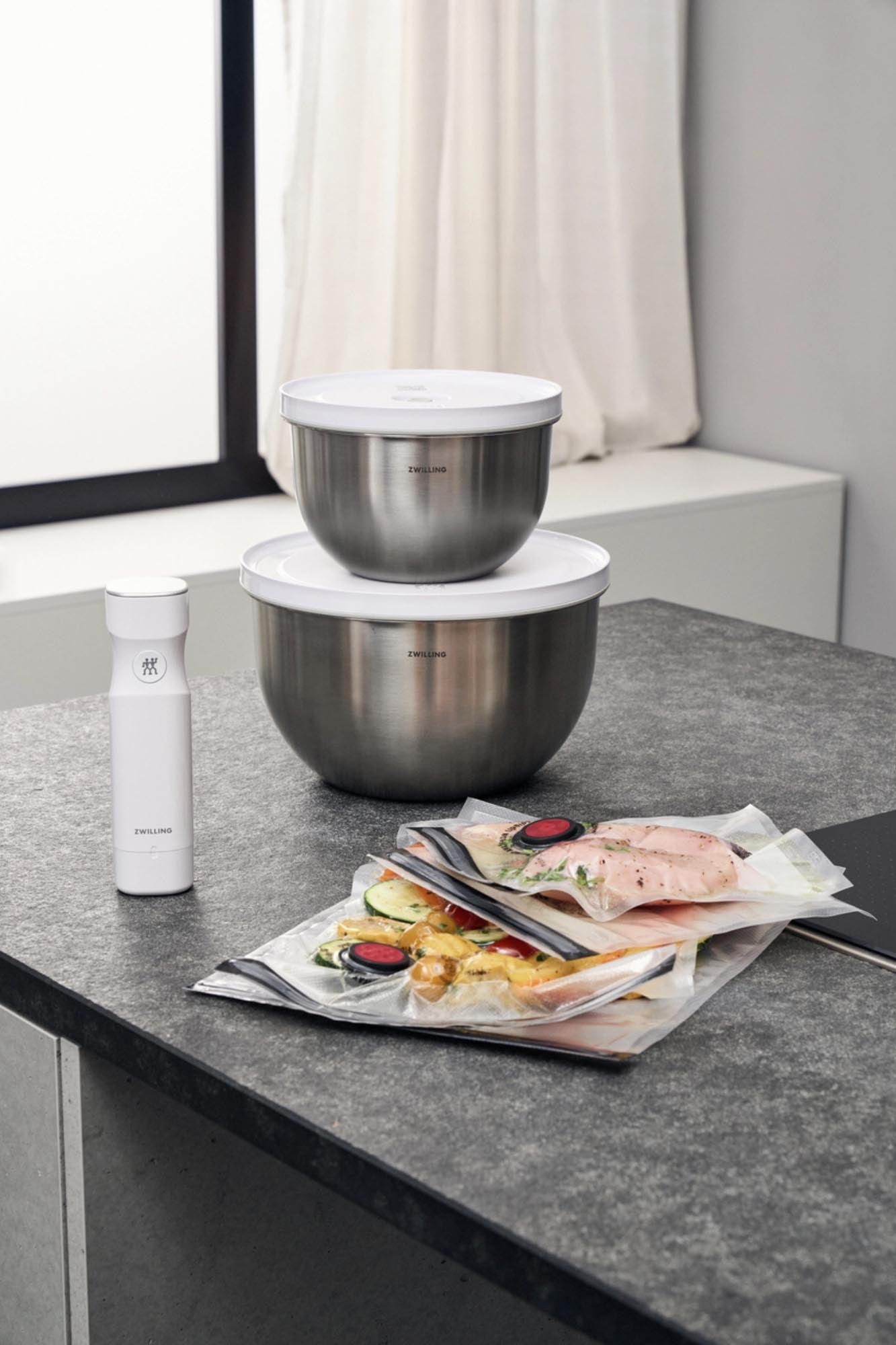 Erleben Sie das 9-teilige Fresh & Save Bowls Set von Zwilling: Bruchsichere Edelstahlschüsseln mit innovativer Vakuumtechnologie für längere Frische und vielseitige Nutzung.