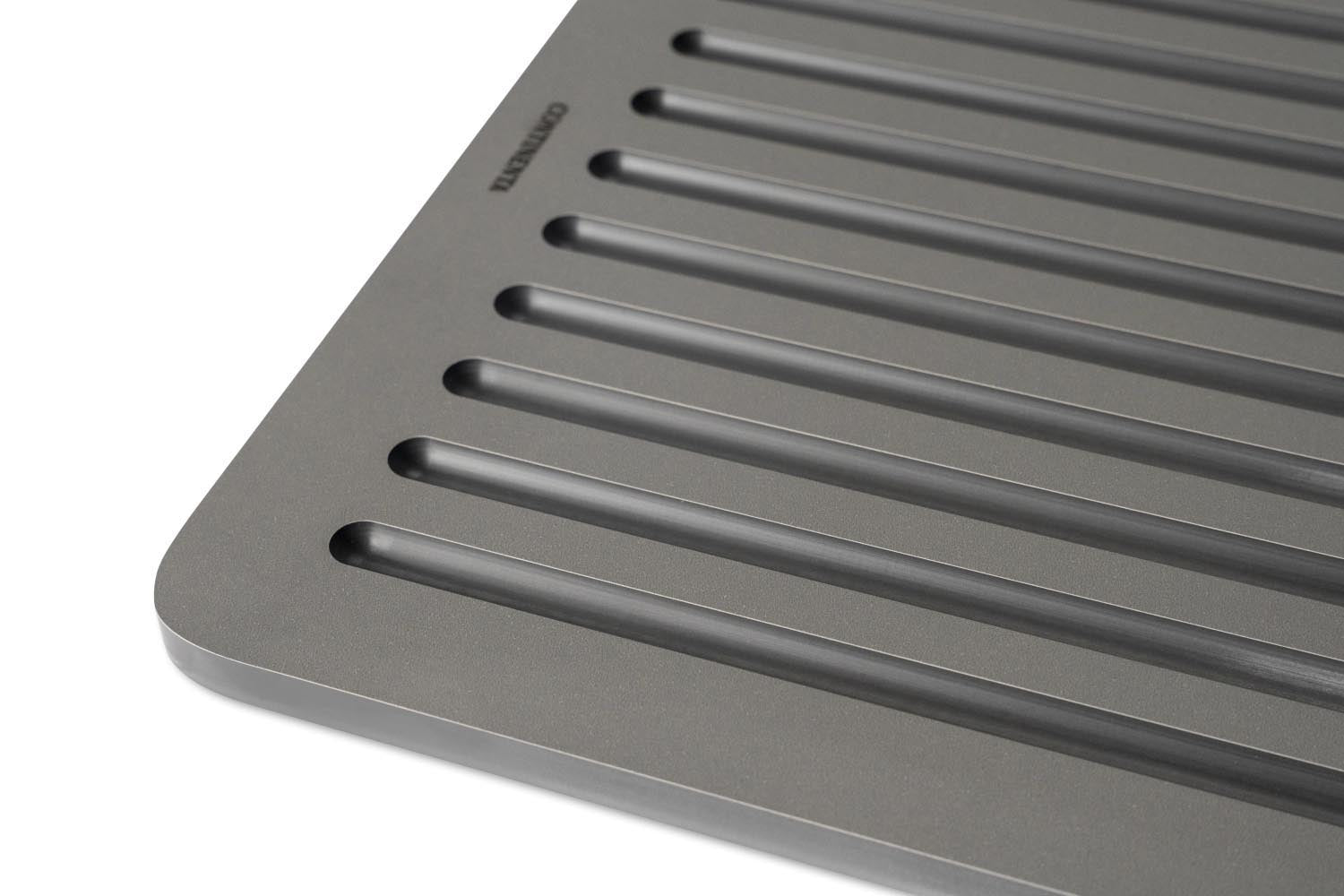 Das graue Duracore Brotschneidebrett von Continenta (38.5x23.5x0.9 cm) bietet eine langlebige und stilvolle Schneidefläche.