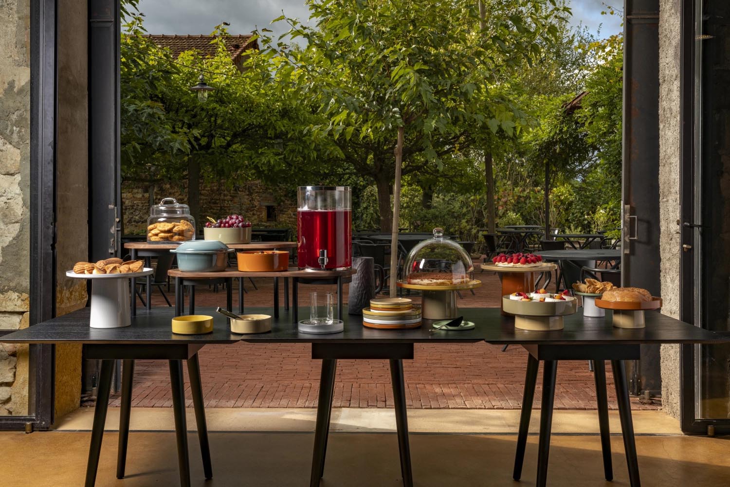 Elegante Revol Caractère Schale in Zimt, 26cm Durchmesser, 5.3cm Höhe, ideal für stilvolles Servieren und Präsentieren von Speisen.