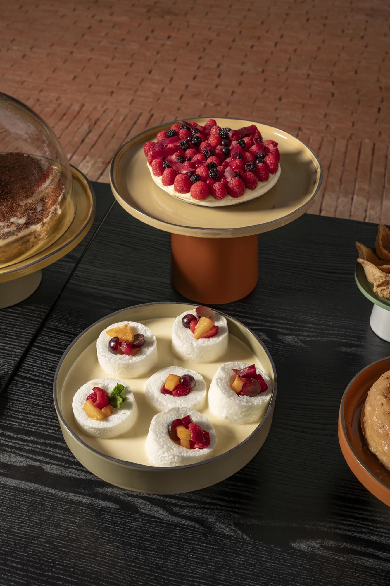 Revol Caractère Schale, 26cm, Muskatnuss-Finish, perfekt für edles Anrichten und Servieren, stilvoll und hochwertig.