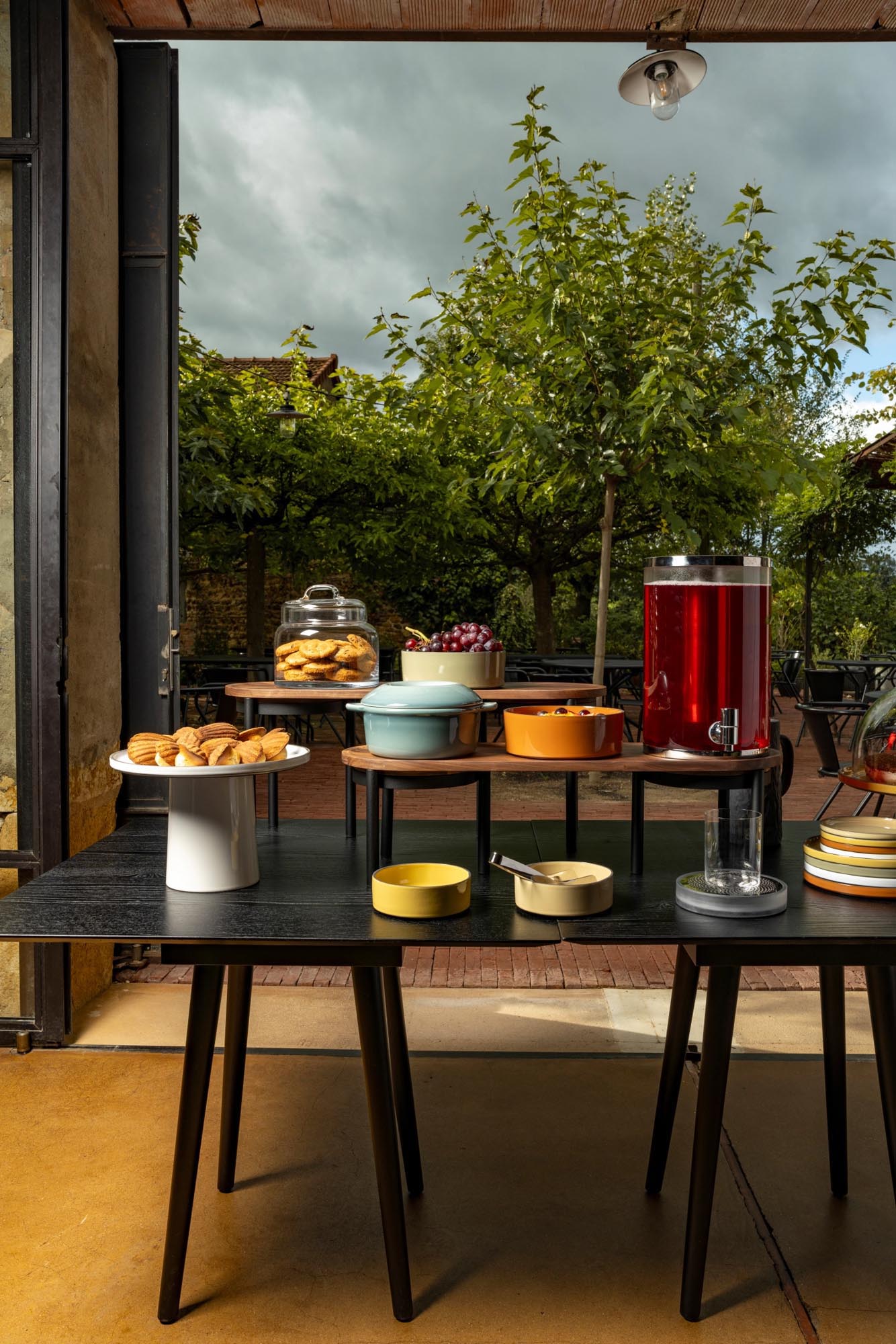 Elegante Revol Caractère Schale, 26cm, in Muskatnuss-Ton, ideal für stilvolles Servieren und Präsentieren hochwertiger Speisen.