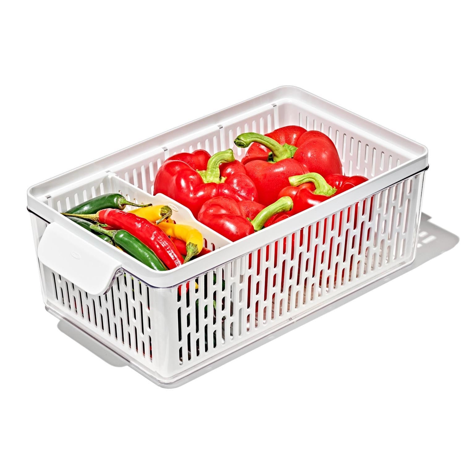 Die OXO Good Grips Frischhaltebox (35.1x18.9x11.8cm) hält Obst und Gemüse länger frisch dank innovativer Belüftung und Abtropfgitter.