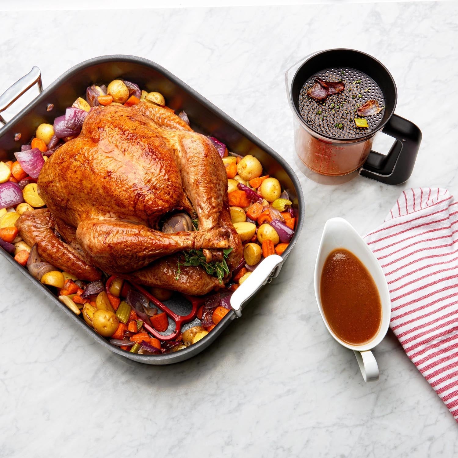 Der OXO Good Grips Fetttrenner 1L trennt Fett von Brühen und Saucen, mit cleverem Design für einfache und saubere Handhabung.