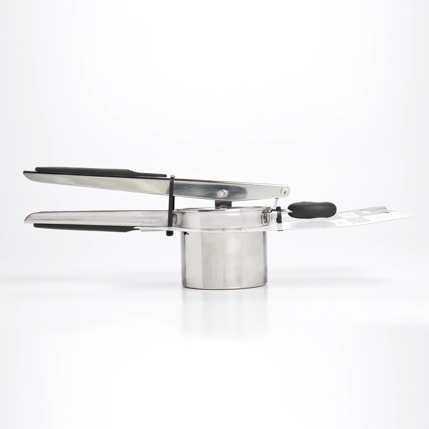 Ergonomischer Kartoffelstampfer aus Edelstahl von OXO, ideal für müheloses Pürieren von Kartoffeln und Gemüse, spülmaschinenfest.