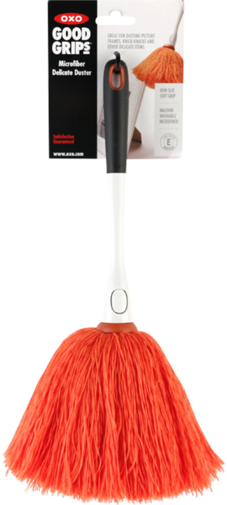 Kompakter Staubwedel von OXO Good Grips in Orange, ideal für präzises Staubwischen mit weichen Borsten und ergonomischem Design.