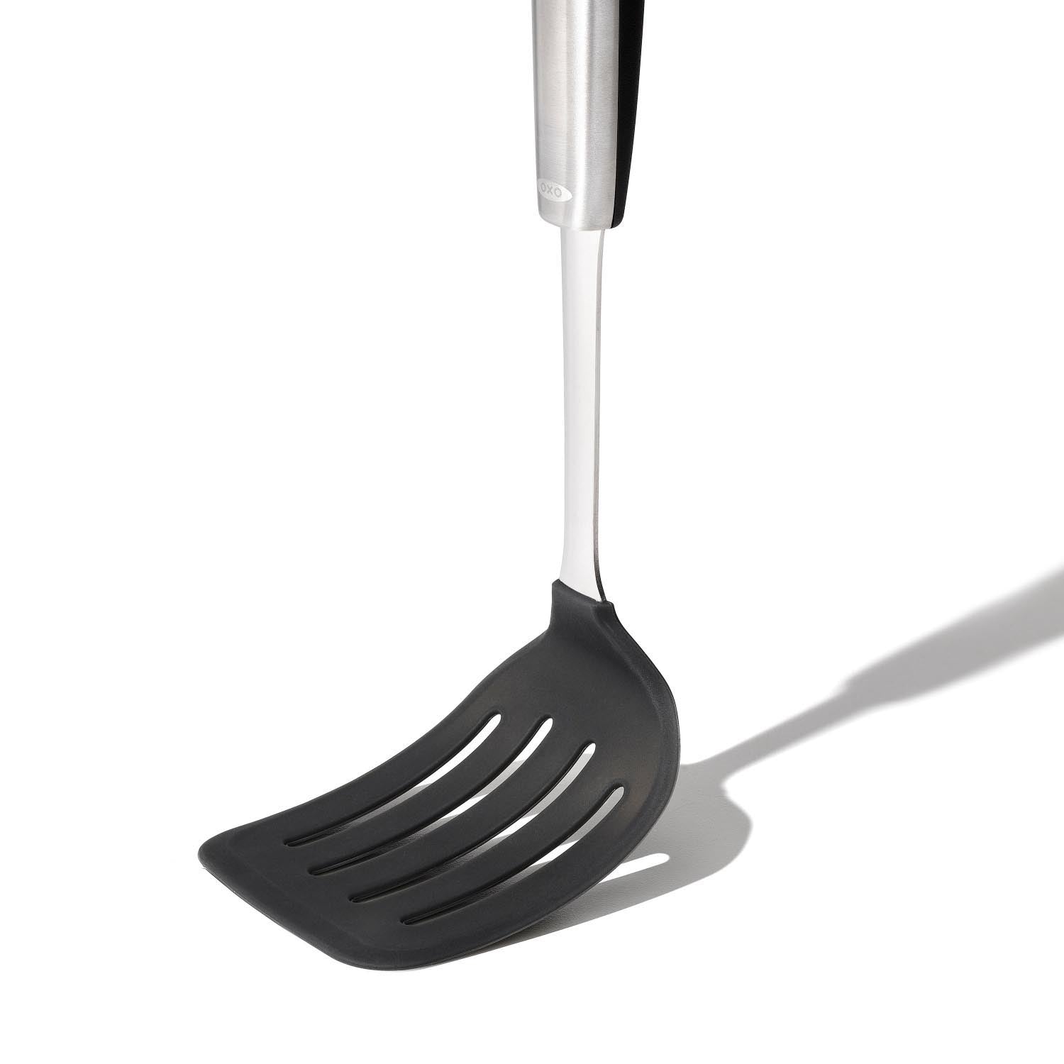 Der OXO Good Grips Wender aus Stahl mit Silikon ist ideal für beschichtete Pfannen, hitzebeständig und ergonomisch gestaltet.