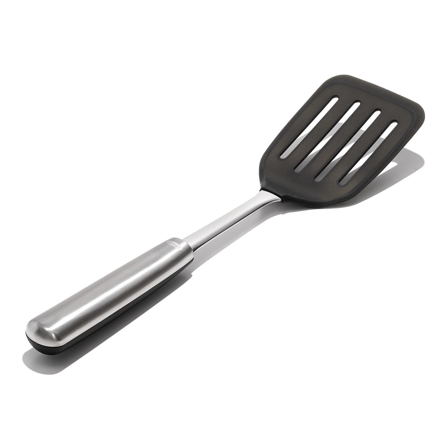 Der OXO Good Grips Silikon-Wender aus Stahl ist hitzebeständig, schont beschichtete Pfannen und bietet eine ergonomische Handhabung.