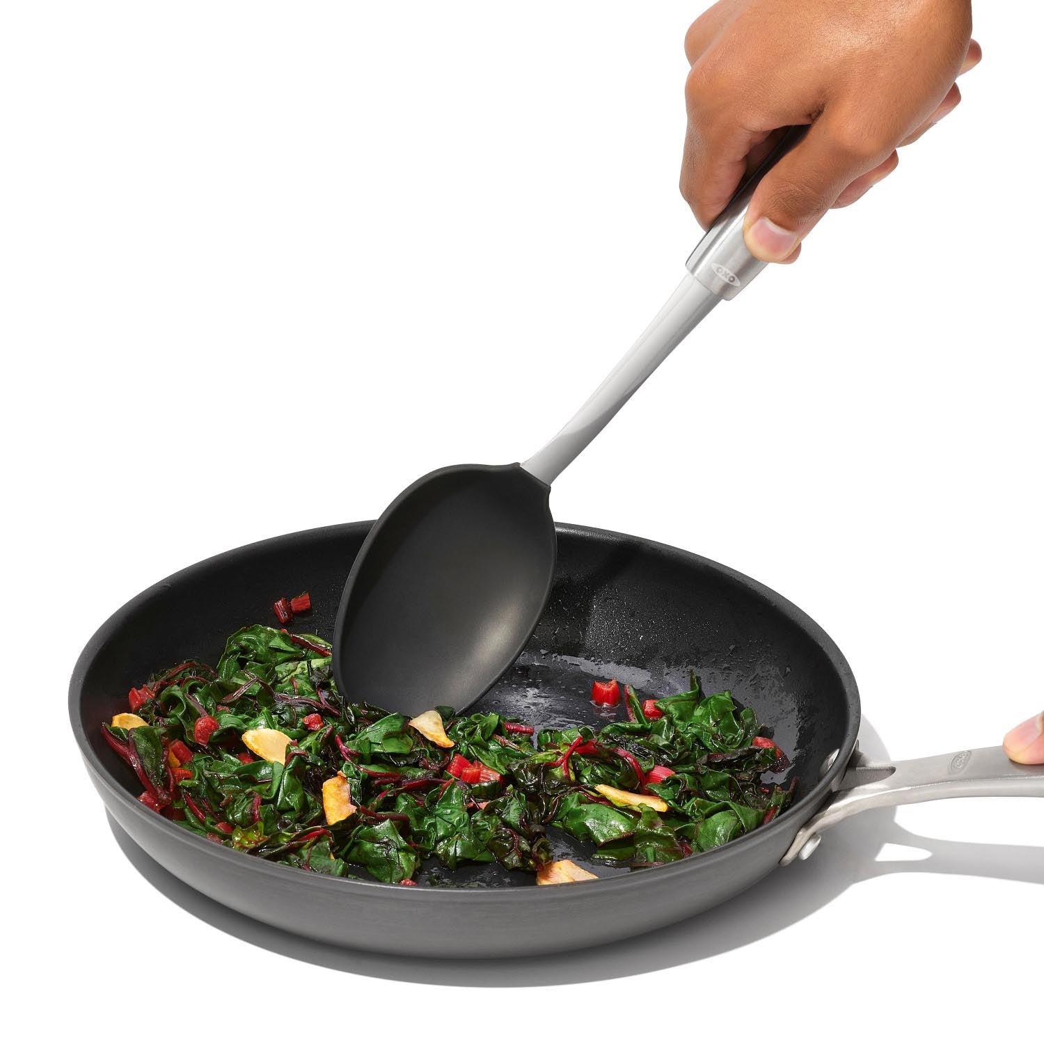 Der OXO Good Grips Schöpflöffel aus Edelstahl mit Silikon ist perfekt für antihaftbeschichtete Töpfe und komfortables Servieren.