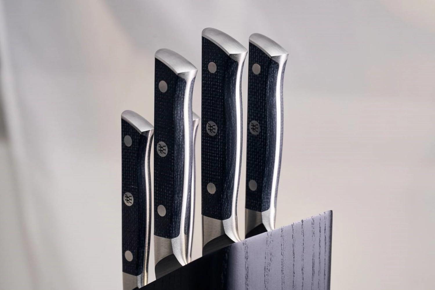 Das Zwilling Spectrum Spick- und Garniermesser, 100mm, ist ideal für präzises Schneiden und Garnieren in der Küche.