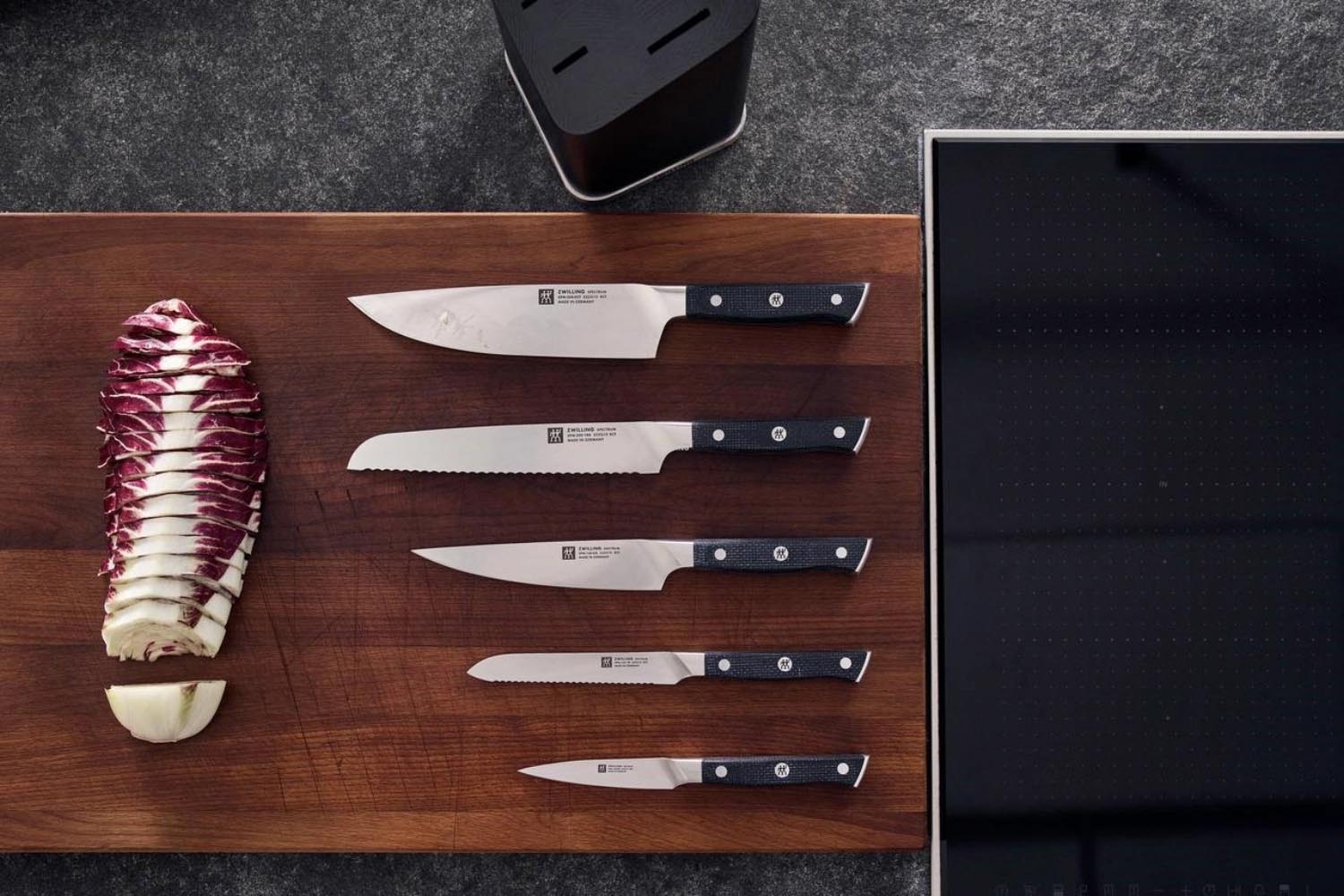 Das Zwilling Spectrum Brotmesser 200mm bietet präzises Schneiden mit scharfem Wellenschliff und ergonomischem Griff für Komfort.