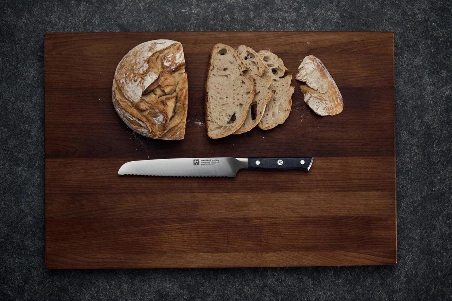 Das Spectrum Brotmesser 200mm von Zwilling schneidet präzise mit Wellenschliff und bietet Komfort durch ergonomisches Design.