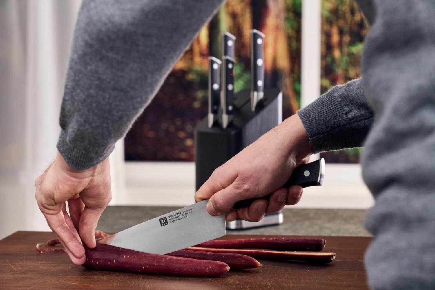 Das Zwilling Spectrum Kochmesser 200mm bietet Präzision und Vielseitigkeit in der Küche, ideal für alle Schneidarbeiten.