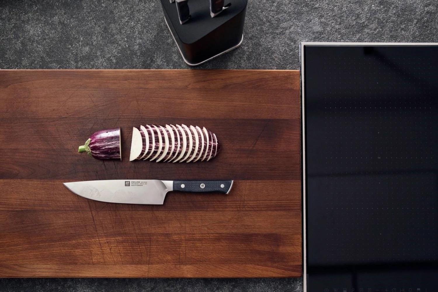 Das Zwilling Spectrum Kochmesser 200mm vereint Präzision und Vielseitigkeit, perfekt für präzises Schneiden in der Küche.