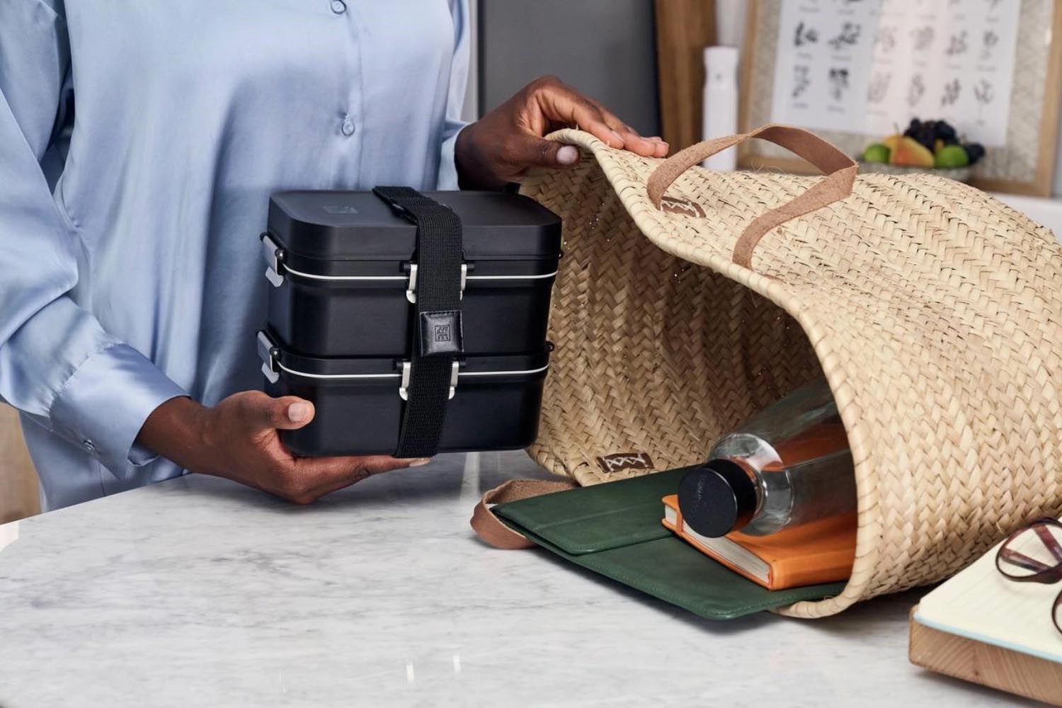 Die Fresh & Save Vakuum-Lunchbox von Zwilling hält Speisen frisch, ist luftdicht, robust und perfekt für Mahlzeiten unterwegs.