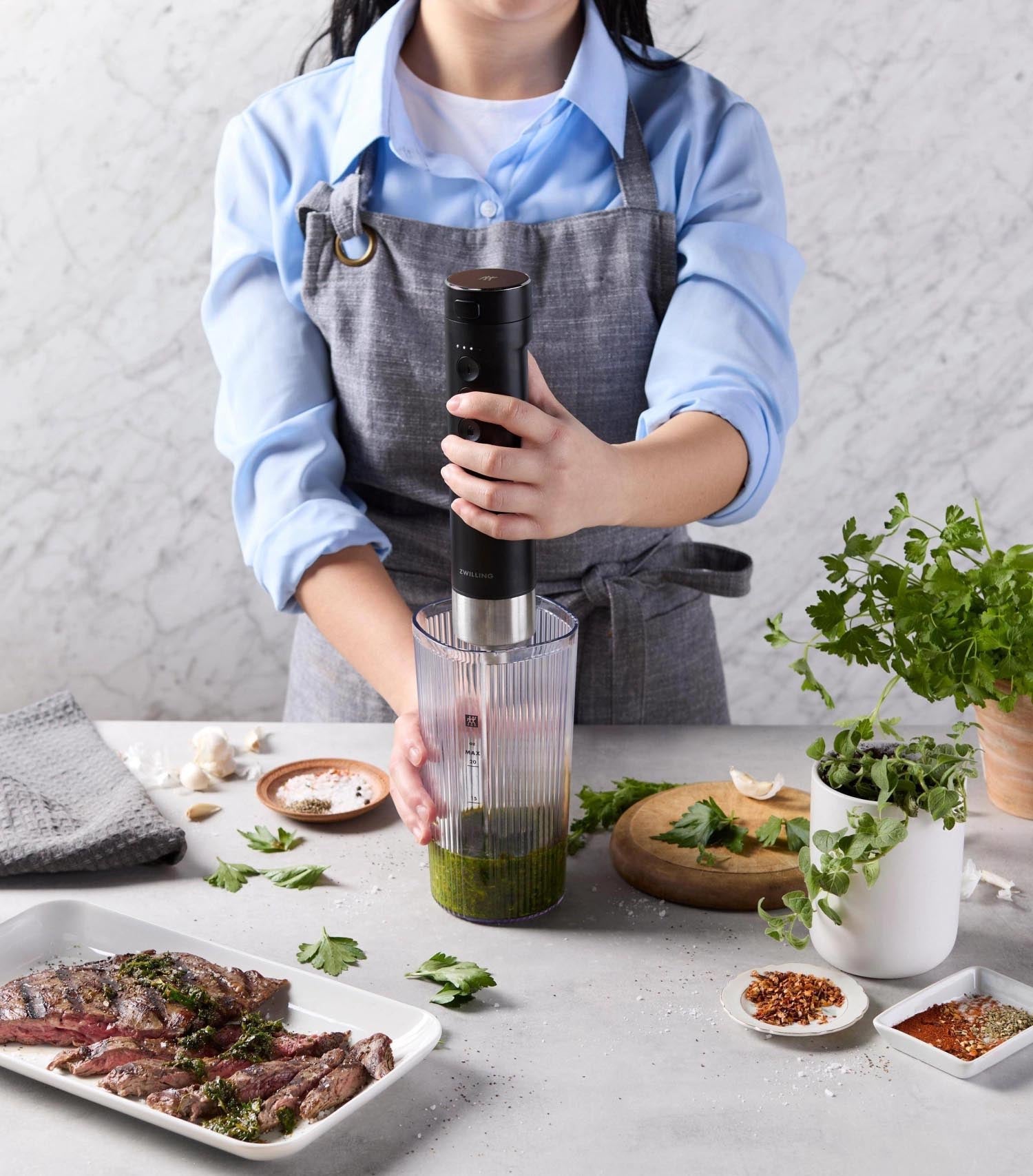 Xtend kabelloser Stabmixer von Zwilling, ohne Akku, vielseitig und robust, perfekt für innovative Kochideen und flexibles Arbeiten.