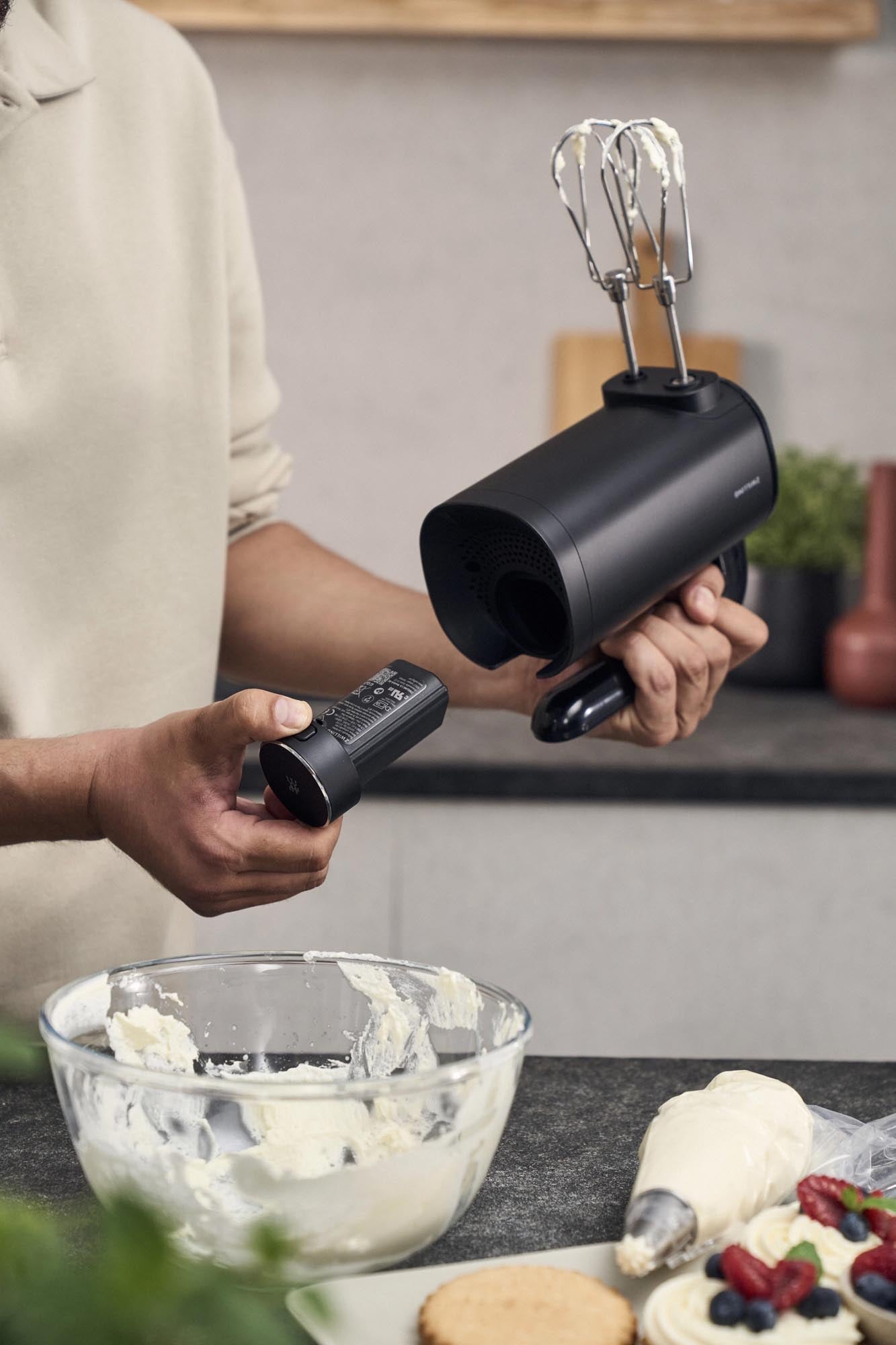 Kabelloser Handmixer von Zwilling, Xtend-kompatibel, ergonomisch, vielseitig und ideal für flexible Küchenanwendungen.