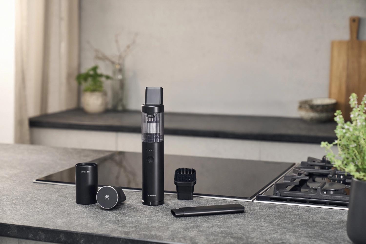 Leistungsstarker und tragbarer Handstaubsauger von Zwilling, perfekt für den Alltag, inklusive praktischem Starter-Set.