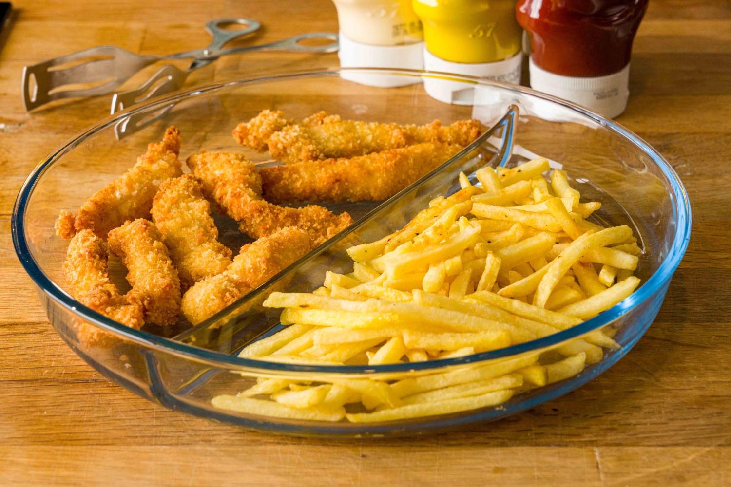 Praktische 32cm Auflaufform von Borart mit Unterteilung, ideal für getrenntes Kochen und ansprechendes Servieren.