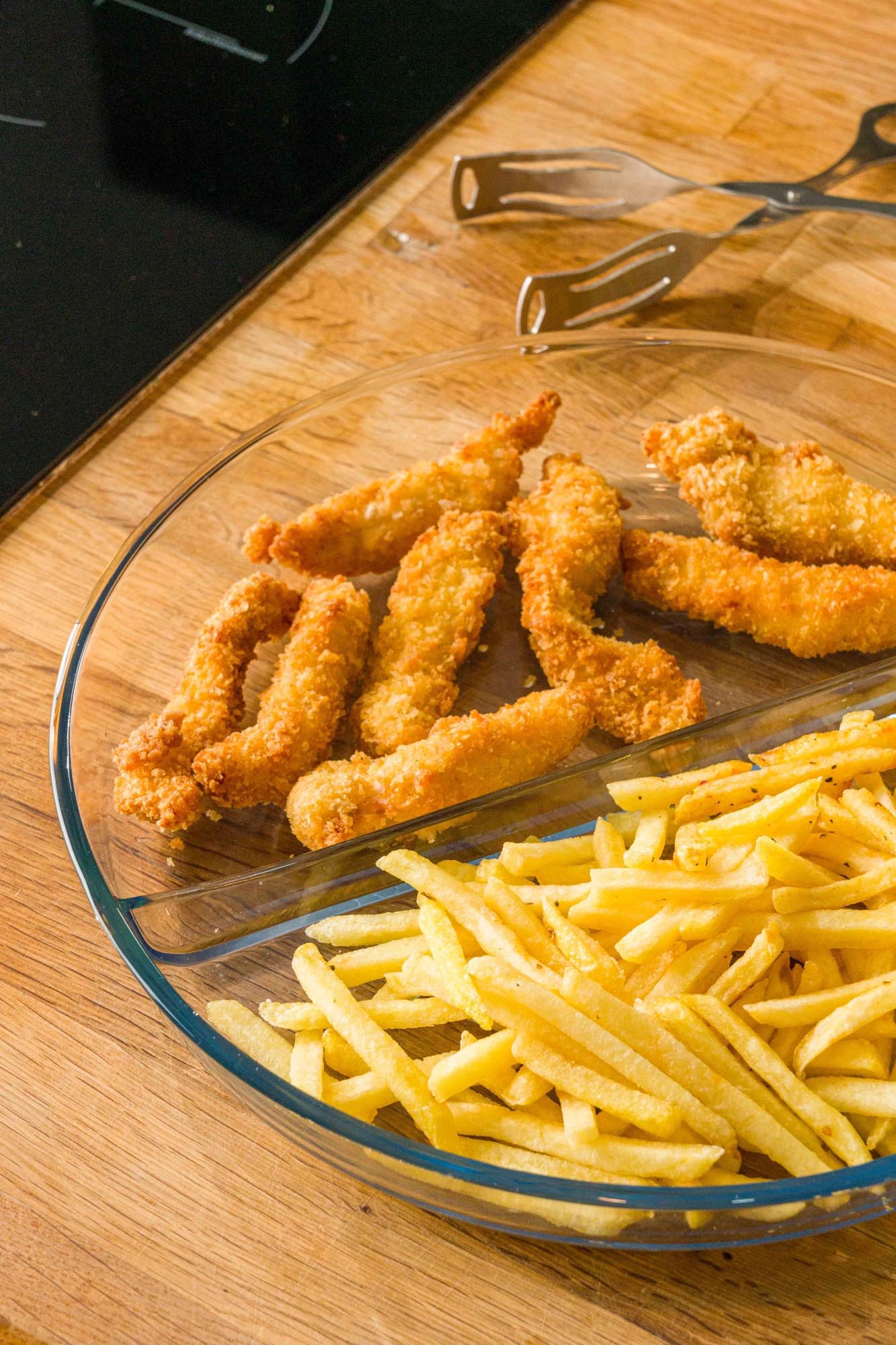 Praktische 32cm Auflaufform von Borart mit Unterteilung, ideal für getrennte Gerichte und ansprechendes Servieren.