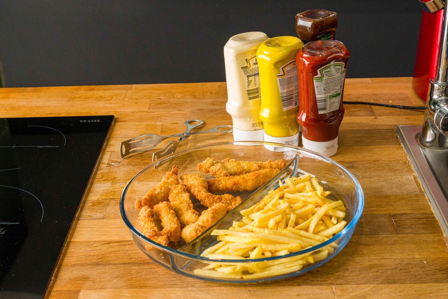 Praktische 32cm Auflaufform von Borart mit Unterteilung, ideal für getrenntes Kochen und ansprechendes Servieren.