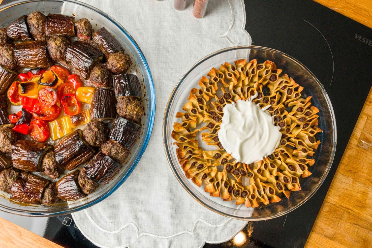 Die 32 cm große runde Auflaufform von Borart aus robustem Glas ist perfekt für kreative Koch- und Backideen. Vielseitig einsetzbar und mikrowellengeeignet!