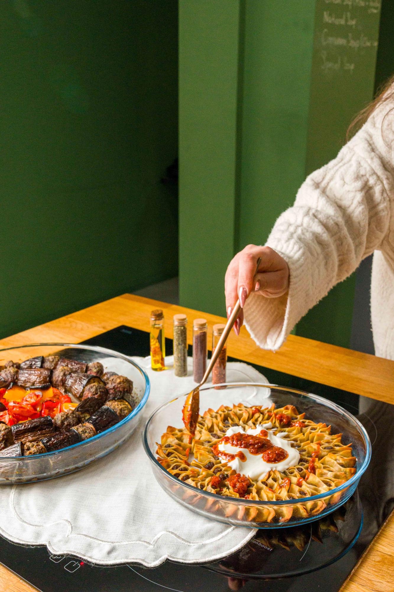 Die runde Auflaufform von Borart (32 cm) aus hochwertigem Glas ist ideal für Aufläufe, Gratins und mehr. Hitzebeständig und mikrowellengeeignet!