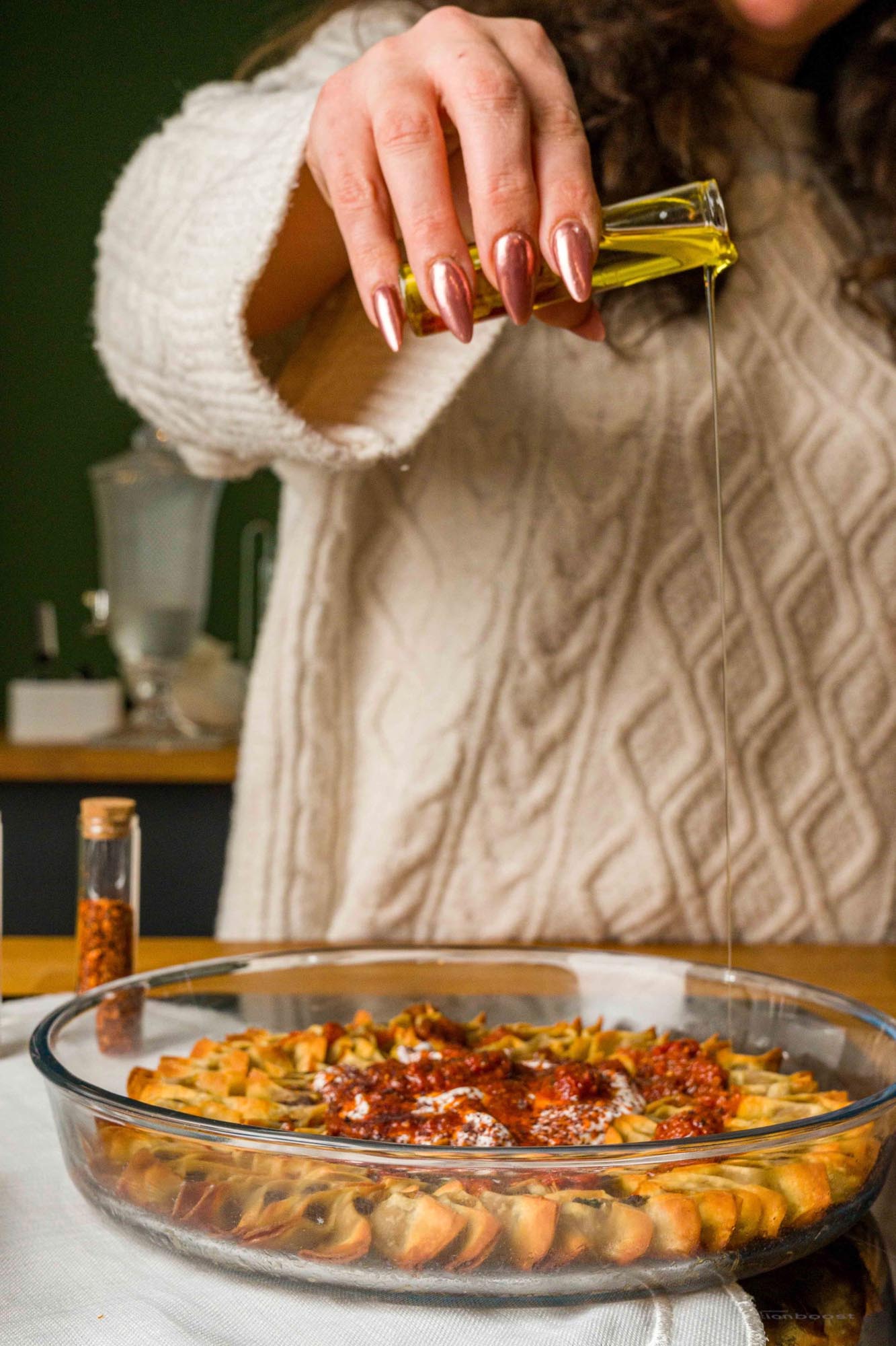 Die runde Auflaufform von Borart (32 cm) ist ideal für kreative Kochabenteuer. Hitzebeständig, mikrowellengeeignet und elegant!