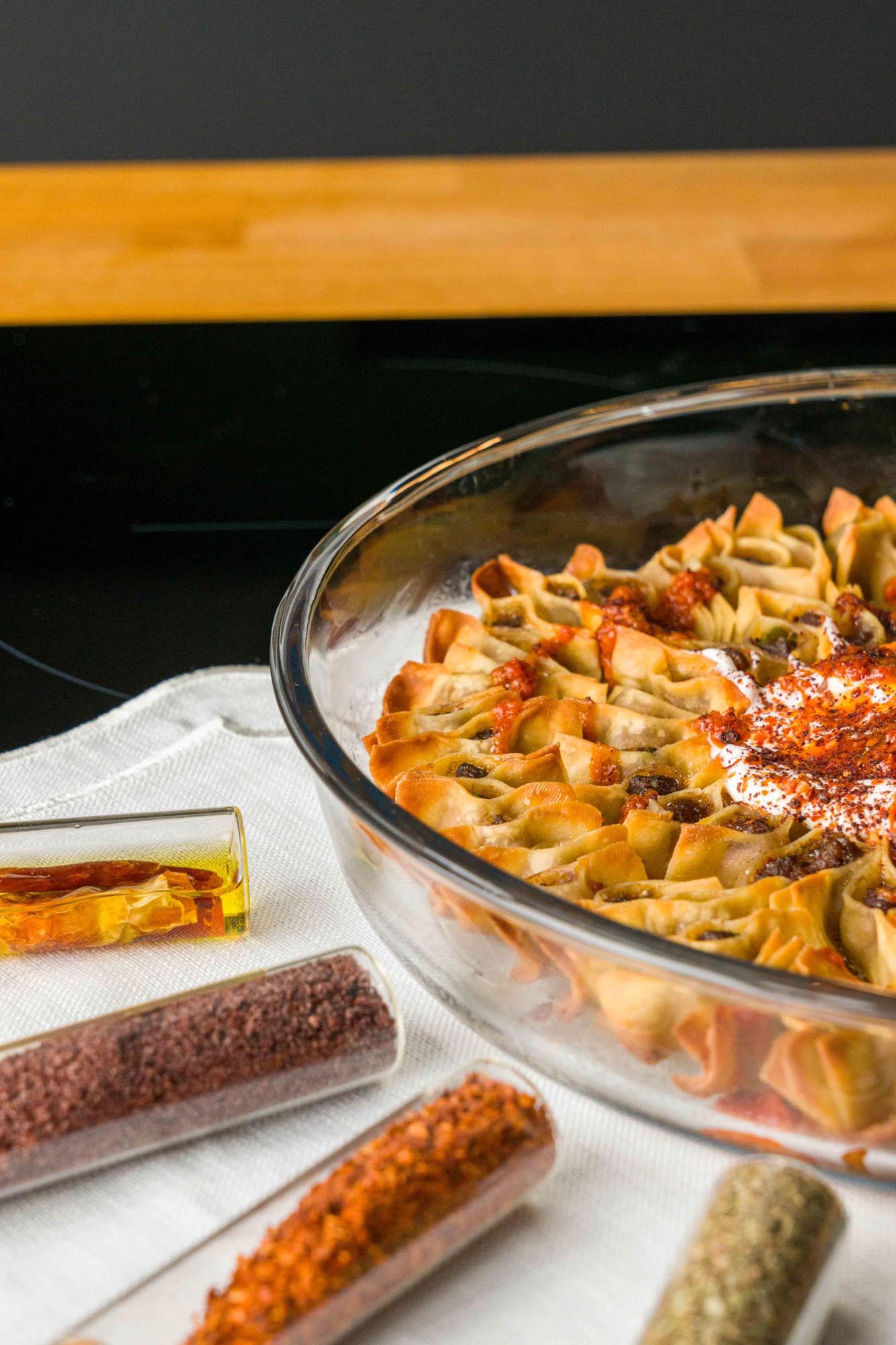 Die runde Auflaufform von Borart (32 cm) ist ideal für kreative Kochabenteuer. Hitzebeständig, mikrowellengeeignet und elegant!