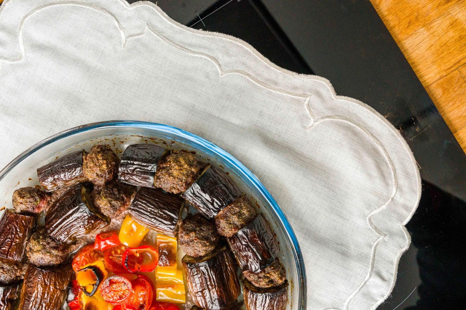 Die runde Auflaufform von Borart (26 cm) aus robustem Glas ist ideal für kreative Koch- und Backideen. Vielseitig einsetzbar und hitzebeständig!