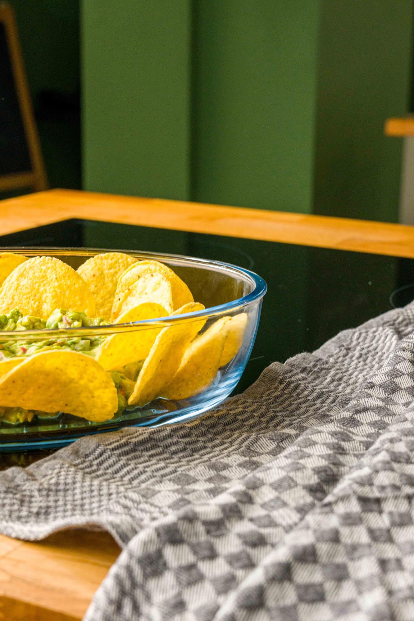 Elegante ovale Auflaufform von Borart, 25.8x17.9 cm, ideal für köstliche Ofengerichte, robust und ein Highlight in jeder Küche.